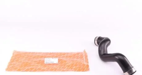 Патрубок інтеркулера гумовий з фітингами, армований ниткою AUTOTECHTEILE 3145012