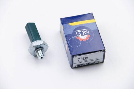 Датчик тиску оливи (0,5bar/1 конт./зелений) VW Caddy III/Golf V 1.0-1.8 95- FACET 7.0139