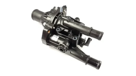 Корпус термостата в зборі (з пластиковим термостатом 2-ма датчиками та прокладками) OPEL INSIGNIA 1.6 T 09-16, ZAFIRA B 1.8 13-, MOKKA 1.6, 1.8 4X4 12-, OPEL ASTRA J 1.6 T 11-, FIAT CROMA 1.8 05- GM 25192230