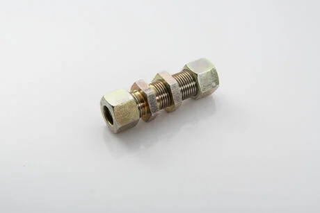 Штуцер / СОЕДИНИТЕЛЬ ПРЯМОЙ ПЛАСТИКОВЫХ ТРУБОК С ГАЙКАМИ ДЛИННЫЙ 12/12 PE AUTOMOTIVE 076.008-30A