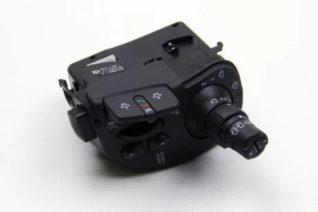 Переключатель стеклоочистителей (с радио) KANGOO II, CLIO GRANDTOUR, Clio III RENAULT 82 01 590 631