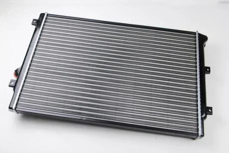 Радіатор двигуна (акпп/мкпп) AUDI A3, TT SEAT ALTEA, ALTEA XL, LEON, TOLEDO III SKODA OCTAVIA II, SUPERB II, YETI VW CADDY III, CADDY III/MINIVAN, EOS, GOLF PLUS V, GOLF V 1.6D-3.6 02.03-07.18 THERMOTEC D7W035TT