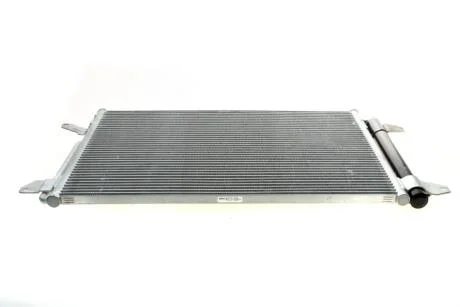 Конденсор кондиционера Volkswagen Jetta IV 1.6 TDI (11>) Valeo 812665